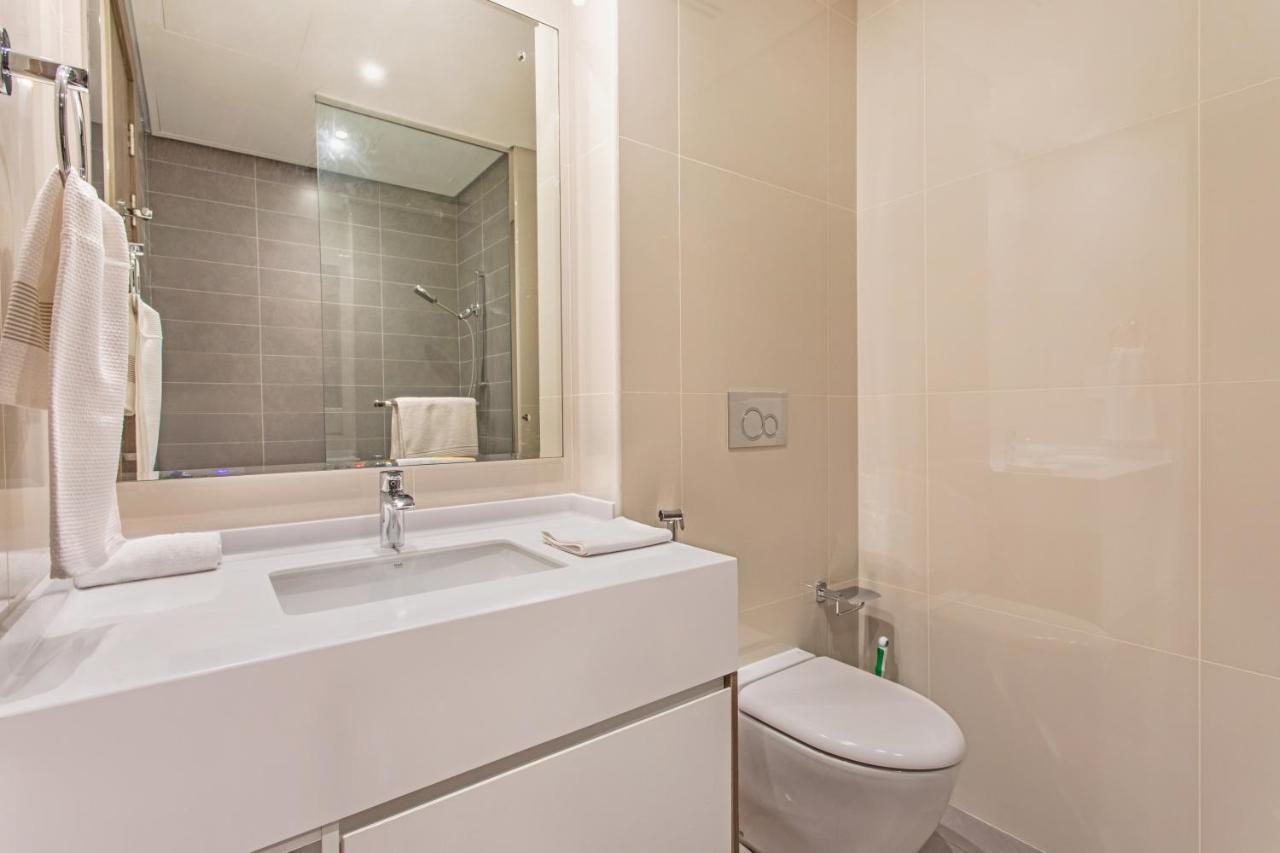 Live Here, Enjoy Waters Of Arabian Gulf Apartment