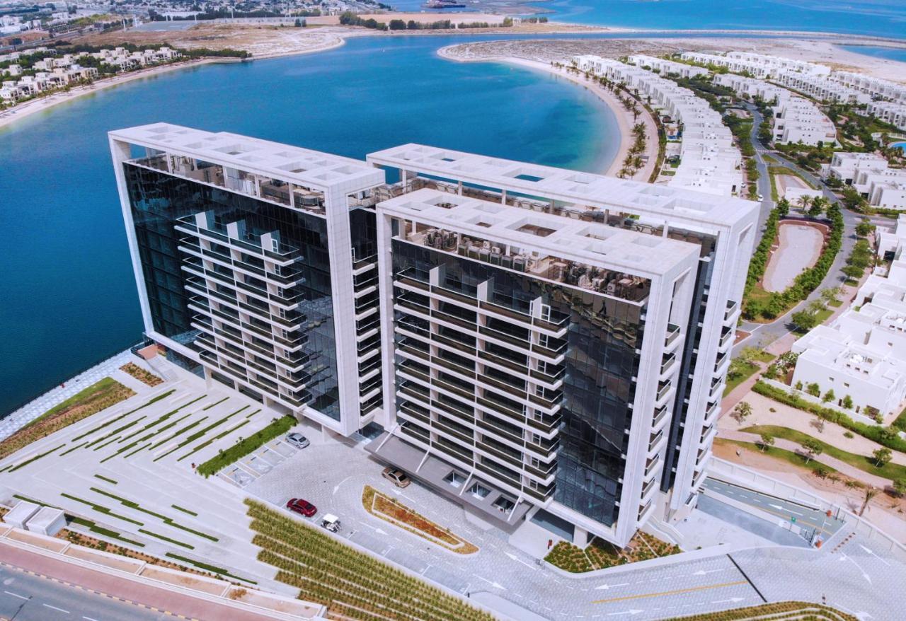 Live Here, Enjoy Waters Of Arabian Gulf Apartment *